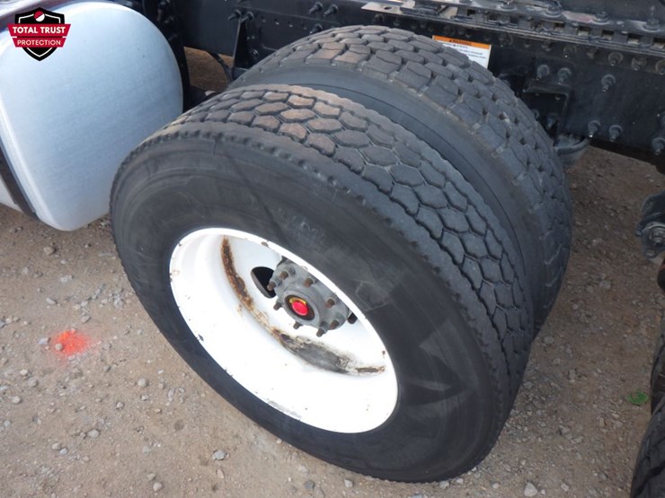 2022-volvo-vnl-300-image-15