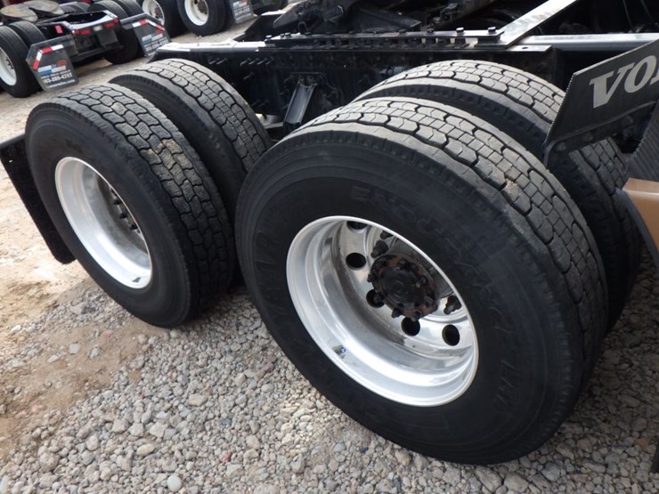 2022-volvo-vnl-760-image-8