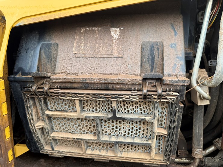 2023-caterpillar-d1-image-36