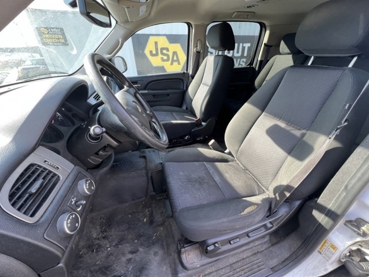 2013-chevrolet-suburban-image-23