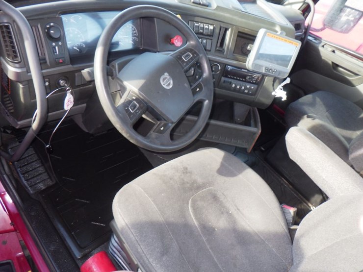 2021-volvo-vnl-300-image-15