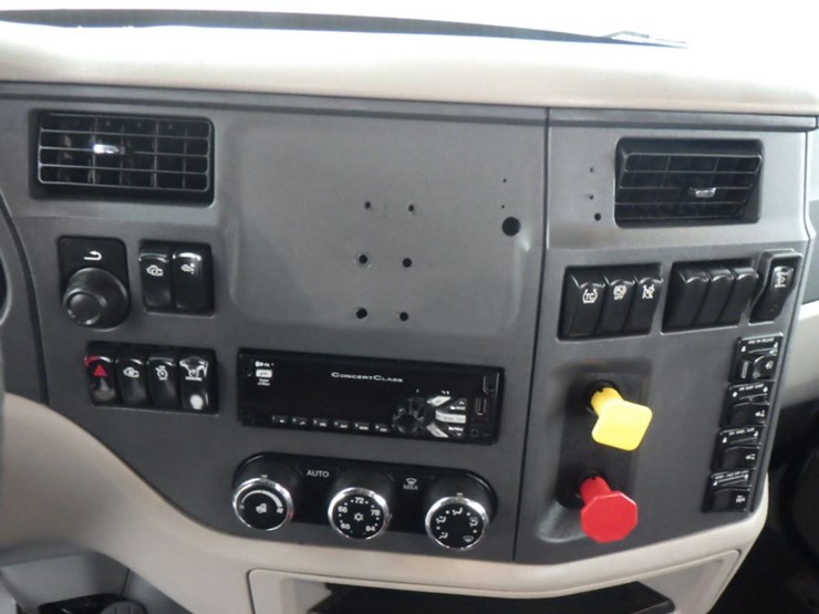 2018-peterbilt-579-image-18