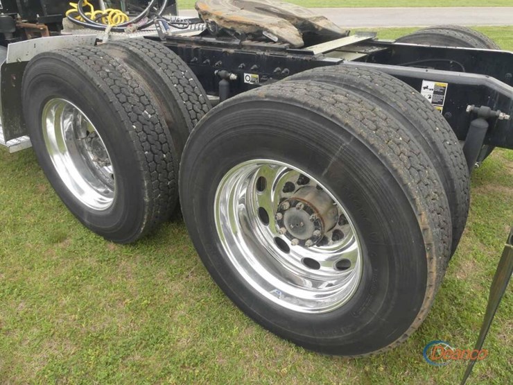 2020-peterbilt-389-image-4