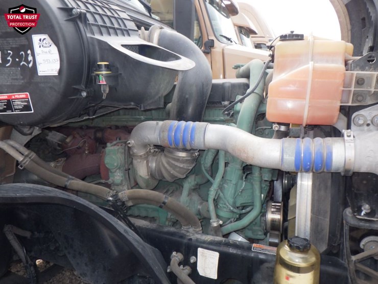 2022-volvo-vnl-300-image-24