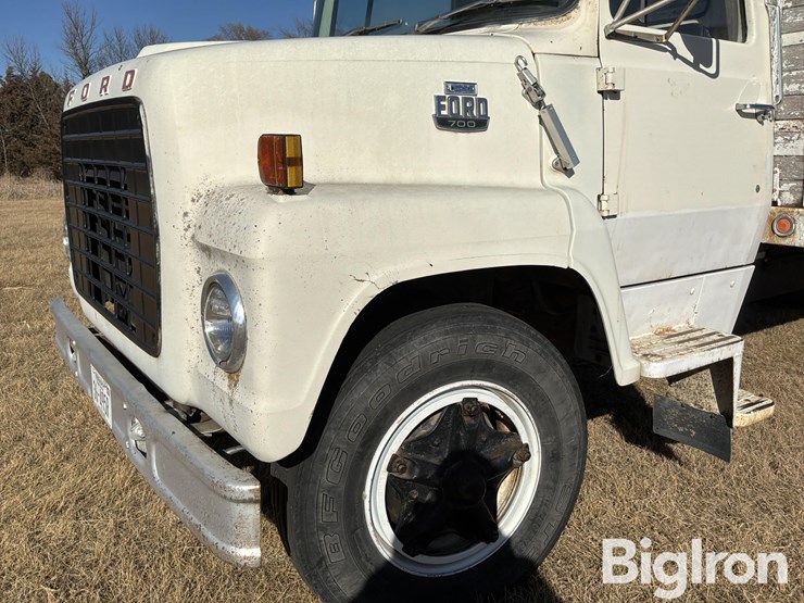 1979-ford-700-image-15