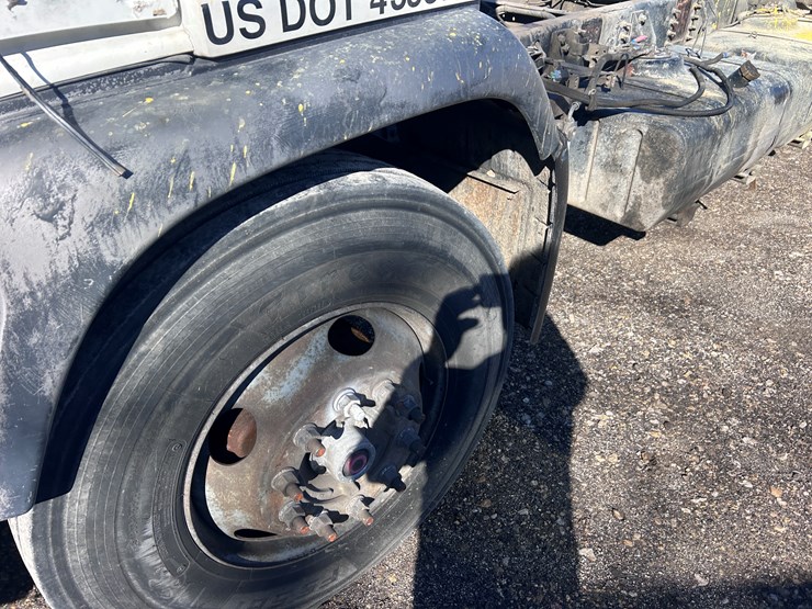 #1694-•-2004-isuzu-cab-and-chassis-image-11