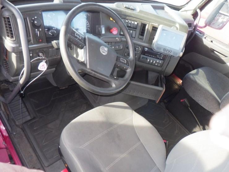 2021-volvo-vnl-300-image-14