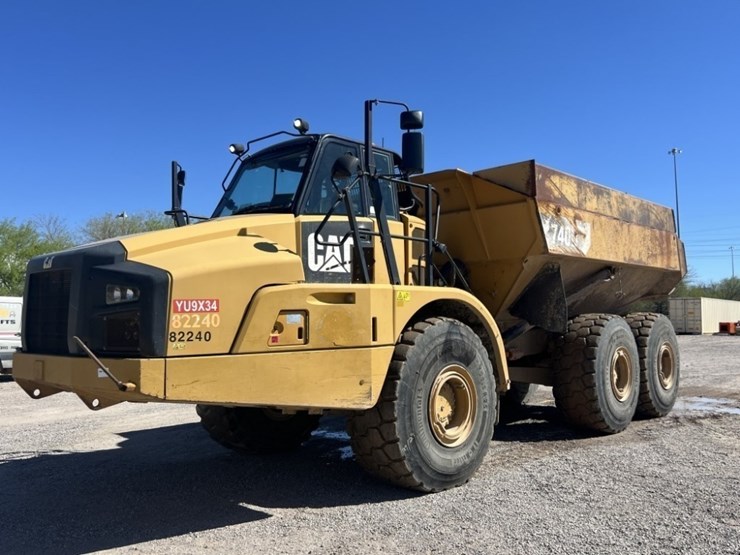 2013-caterpillar-740b-image-1