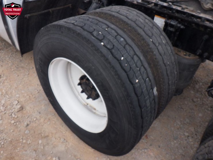 2023-volvo-vnl-300-image-15