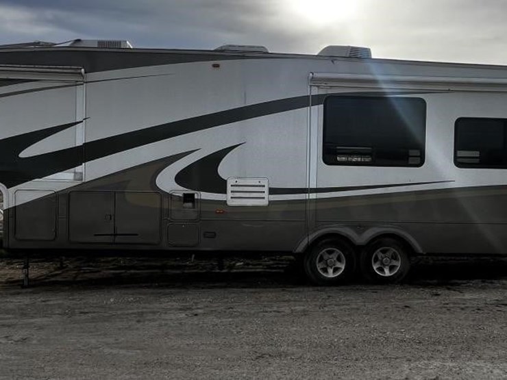 l1--2006-escalade-32'-travel-trailer-image-1