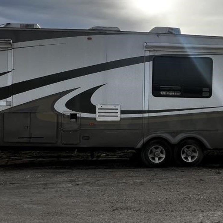 L1- 2006 Escalade 32' Travel Trailer