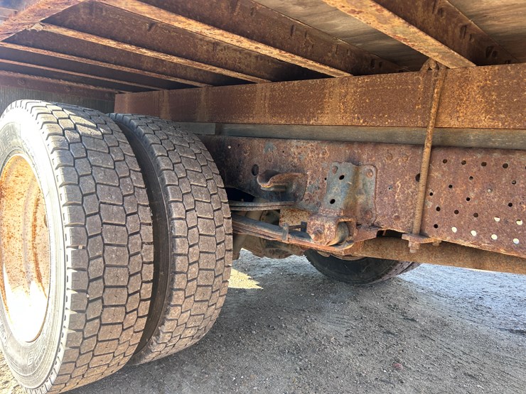 2013-isuzu-npr-image-32