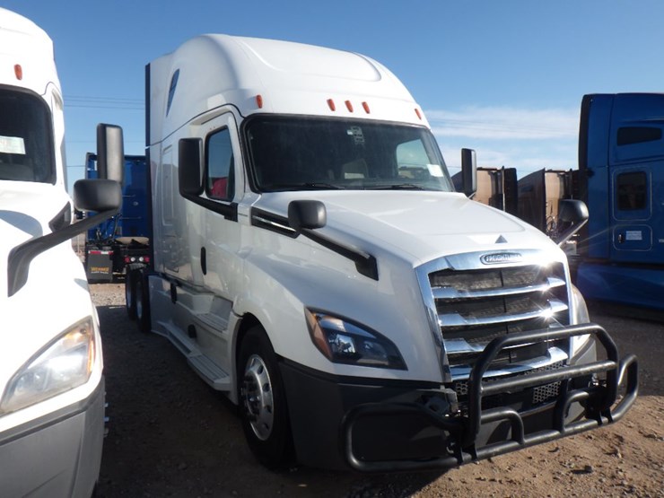 2020-freightliner-cascadia-126-image-3