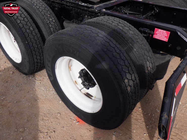 2024-volvo-vnl-300-image-12