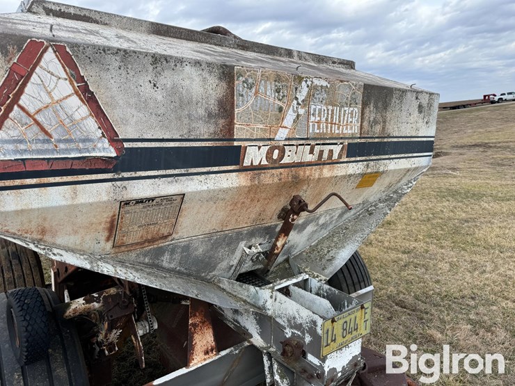 mobility-6.5-ton-pull-type-fertilizer-spreader-image-15