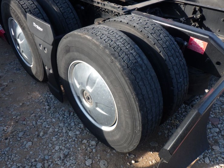 2021-volvo-vnl-760-image-11