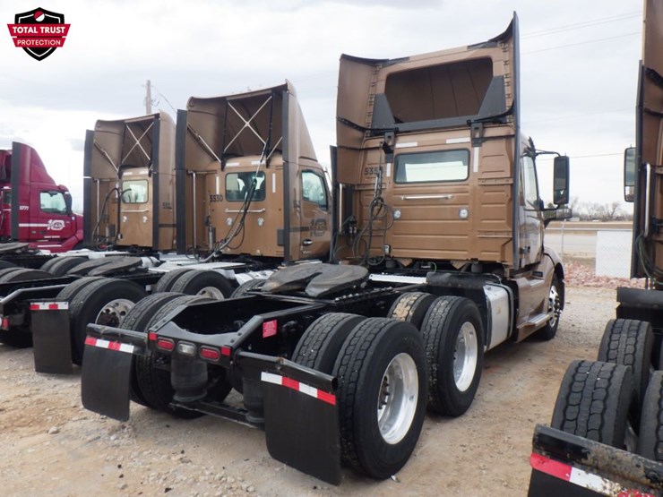 2023-volvo-vnl-300-image-7