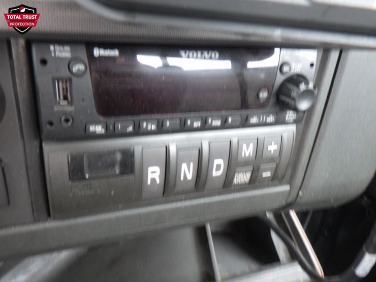 2024-volvo-vnl-300-image-17