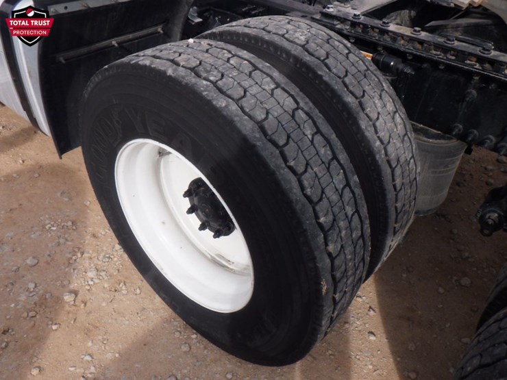 2024-volvo-vnl-300-image-14