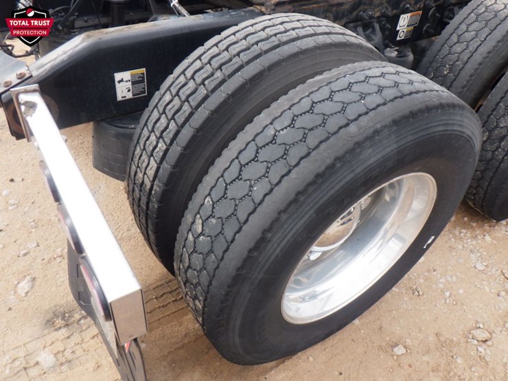 2023-peterbilt-389-image-9