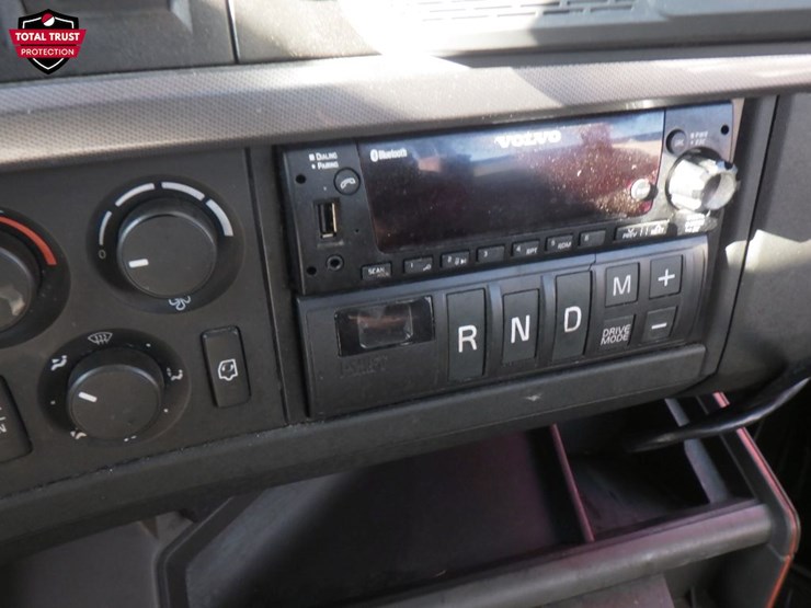 2022-volvo-vnl300-image-16