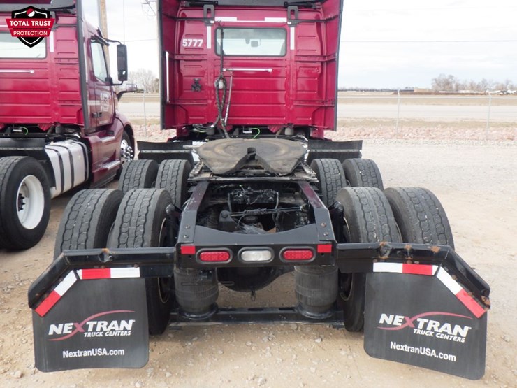 2024-volvo-vnl-300-image-8