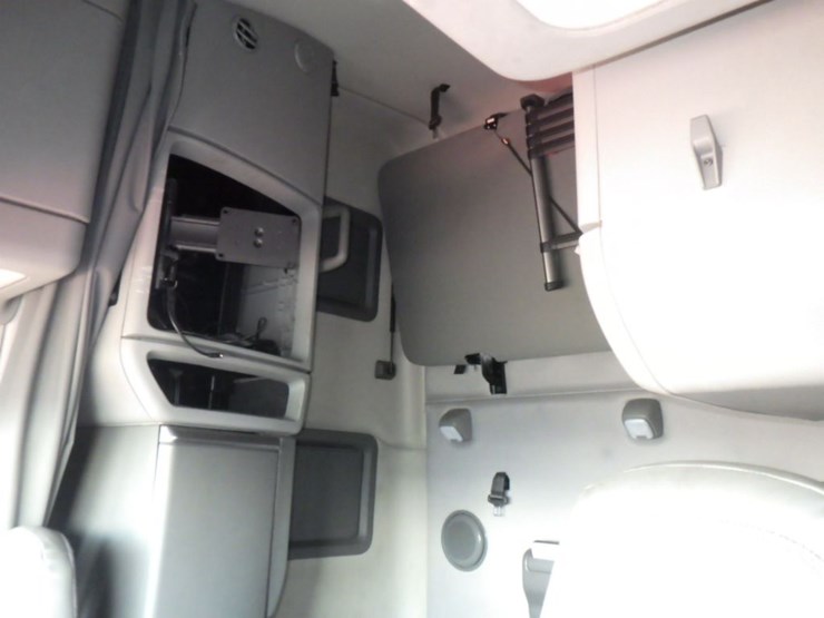 2021-volvo-vnl-760-image-17