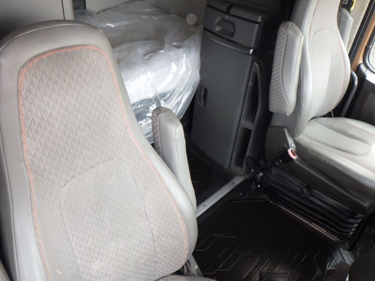 2022-volvo-vnl-760-image-6