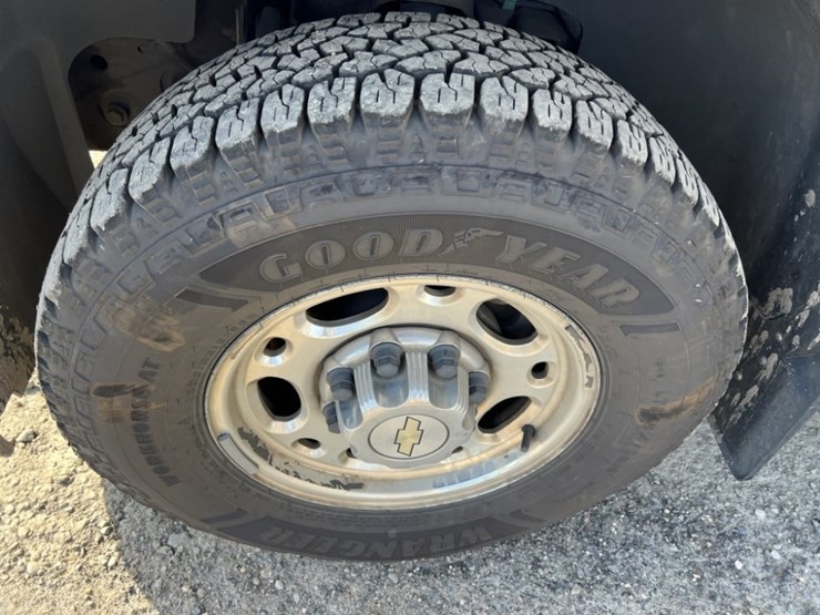 2013-chevrolet-suburban-image-15