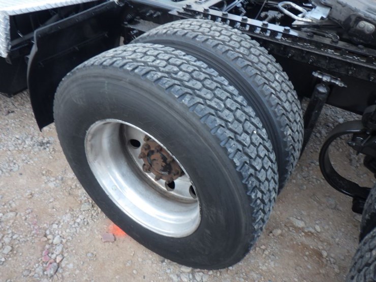 2018-peterbilt-579-image-13