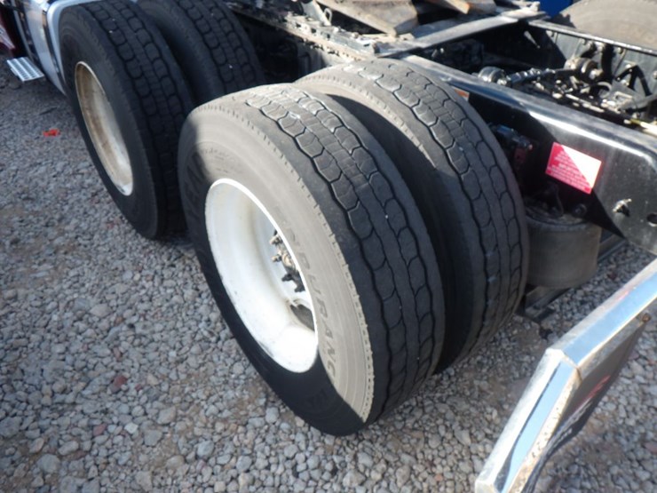 2021-volvo-vnl-300-image-12