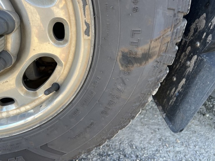 2013-chevrolet-suburban-image-16