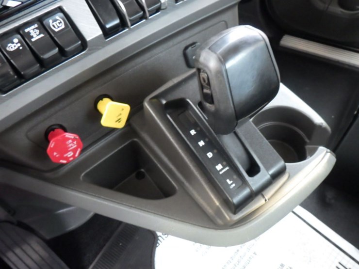 2016-kenworth-t880-image-18