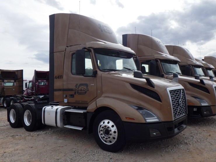 2022-volvo-vnl-300-image-3