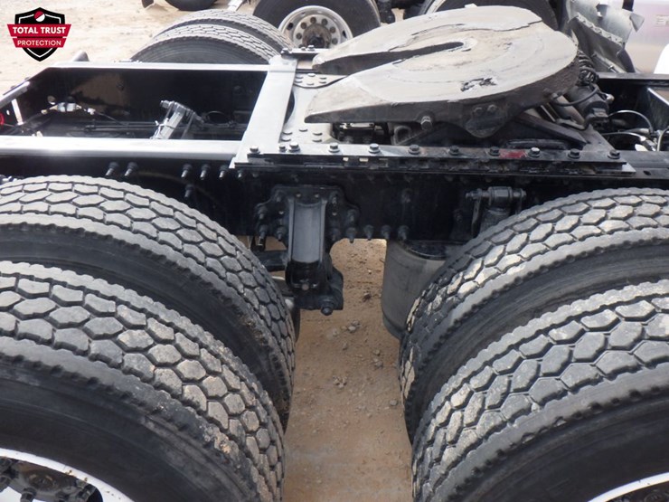 2024-volvo-vnl-300-image-4