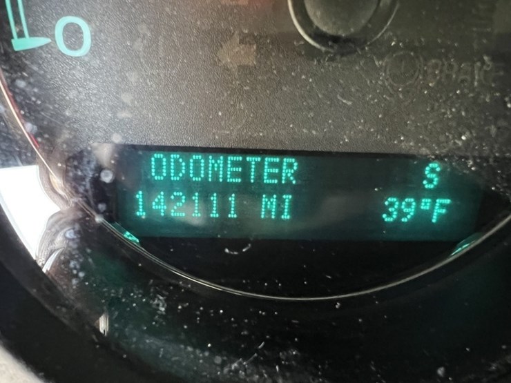 2013-chevrolet-suburban-image-27