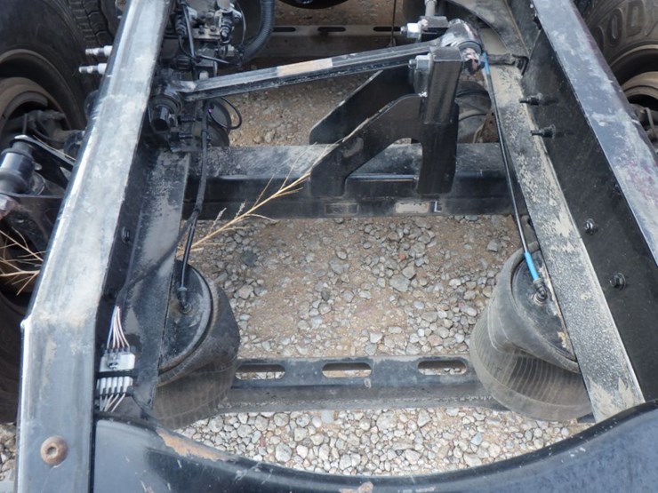 2019-volvo-vnl-300-image-9