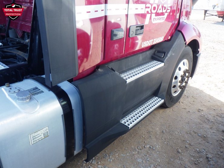 2022-volvo-vnl-300-image-6