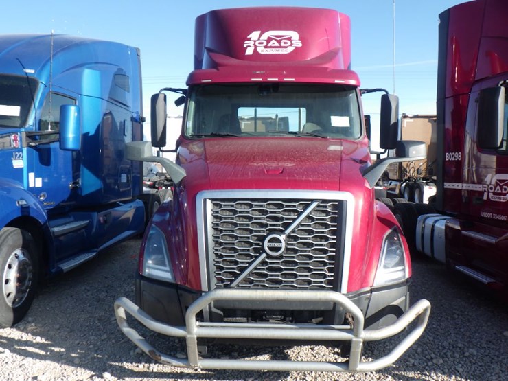 2021-volvo-vnl-300-image-2