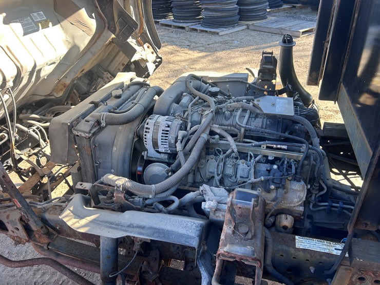 2013-isuzu-npr-image-36