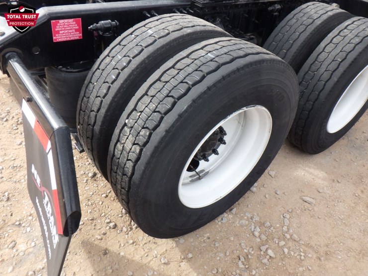 2024-volvo-vnl-300-image-6