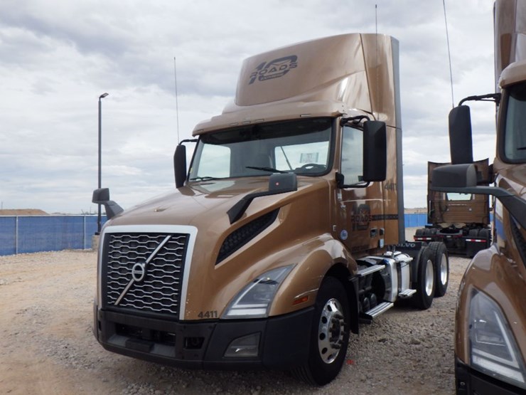 2022-volvo-vnl-300-image-1