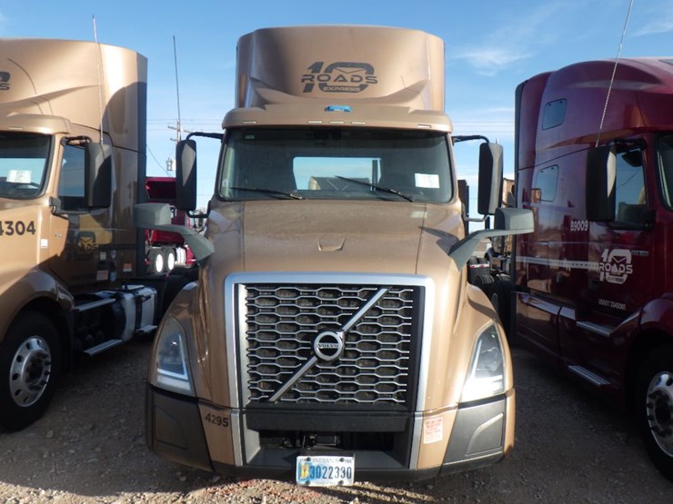 2019-volvo-vnl-300-image-2