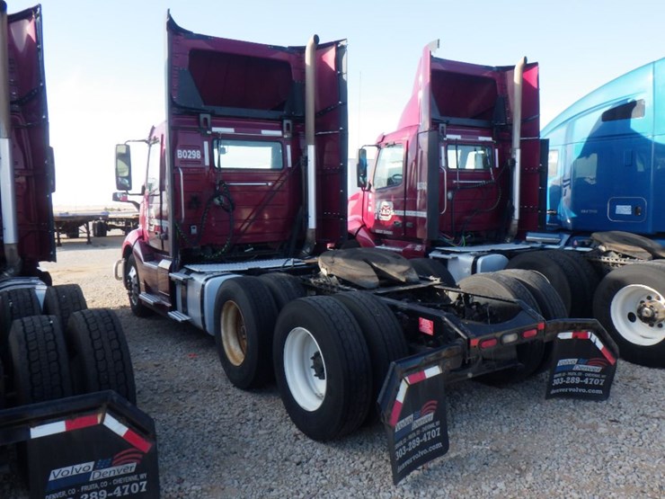 2021-volvo-vnl-300-image-10