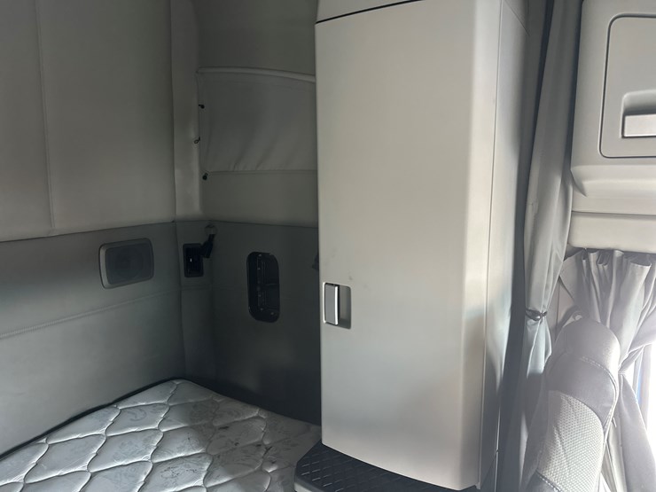 2020-kenworth-t680-image-60