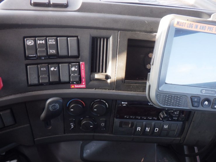 2019-volvo-vnl-300-image-15