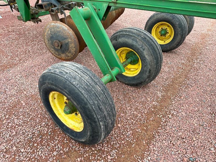 john-deere-235-image-9