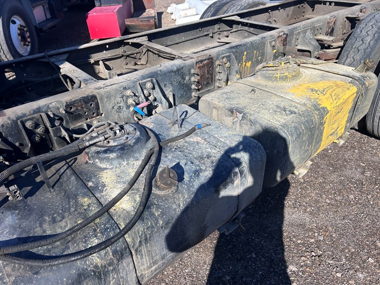 #1694-•-2004-isuzu-cab-and-chassis-image-16