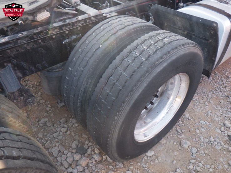 2022-volvo-vnl-300-image-5