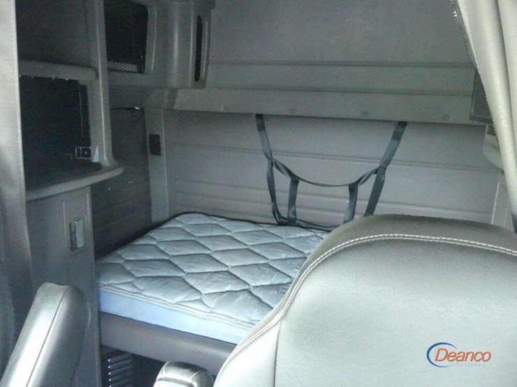 2022-peterbilt-389-image-17